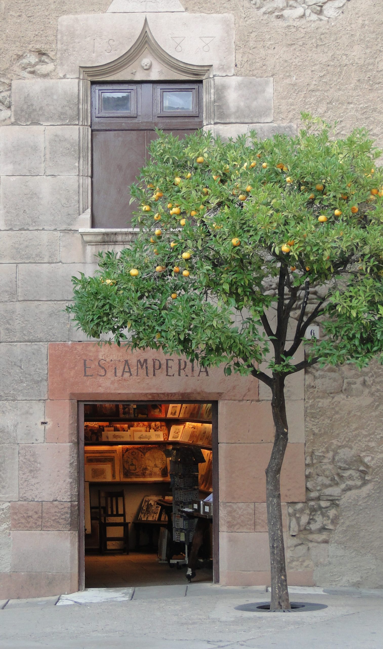 05-estamperia-barcelona-naranjo-ventana-muro