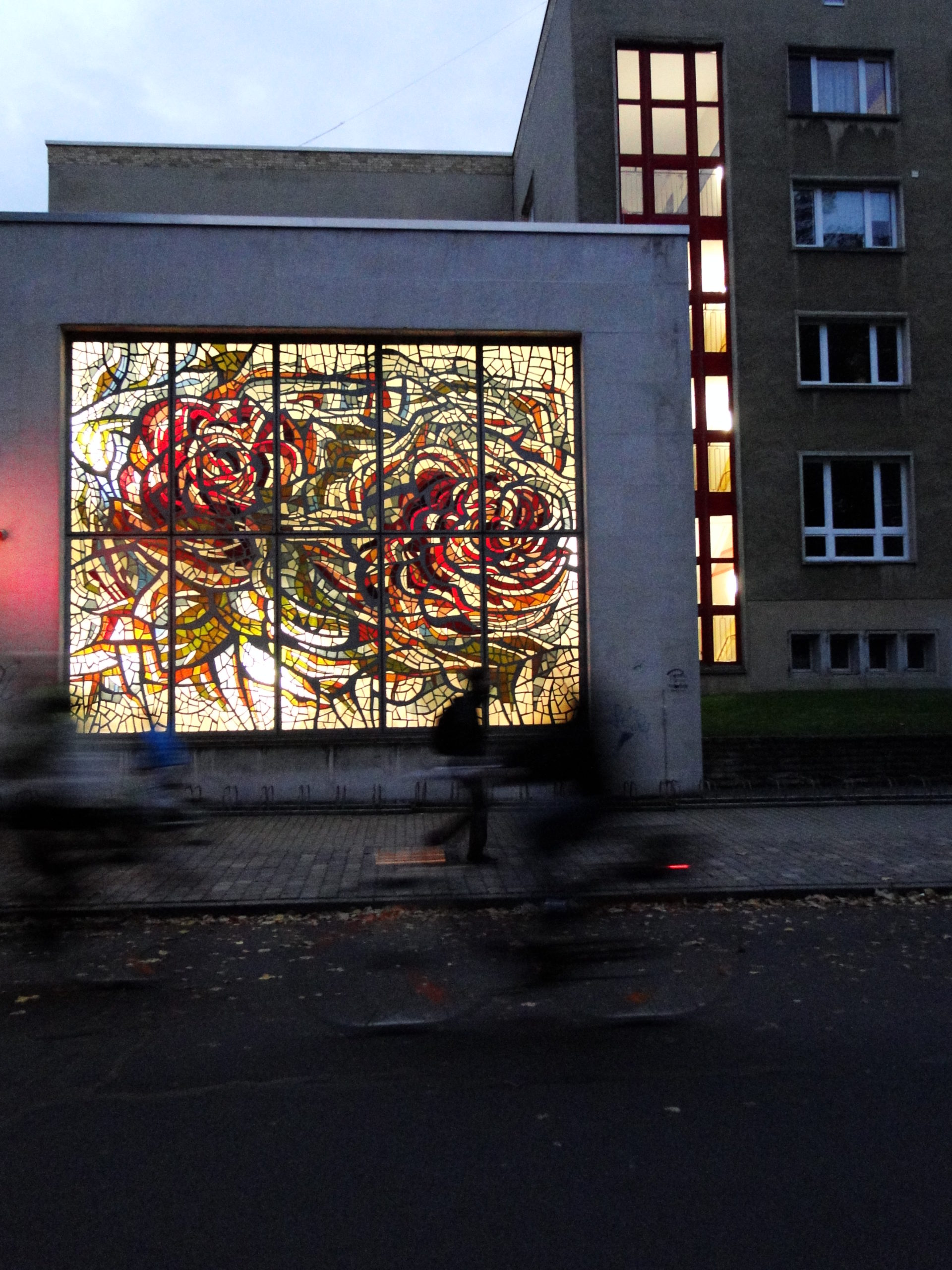 stendal-krankenhaus-hochschule-magdeburg-stendal-fahrradfahrer-abends-mosaik-glas-beleuchtung